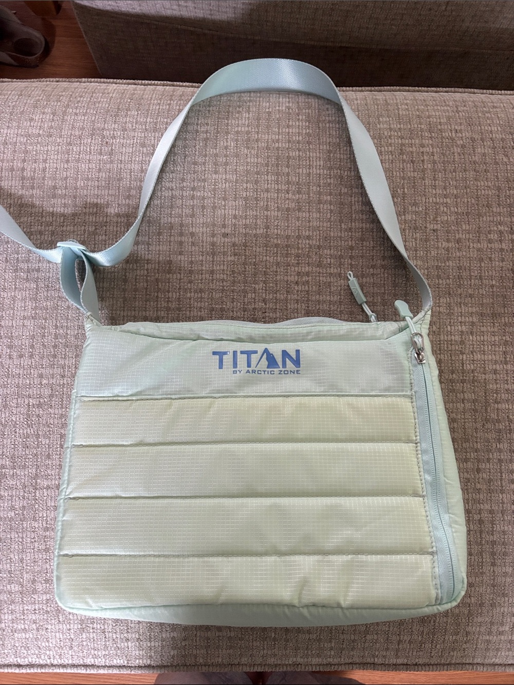 Titan insulated shoulder bag in light mint green lunch box